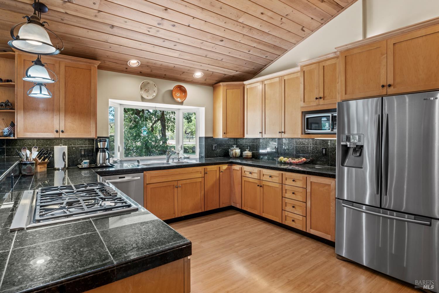 Detail Gallery Image 17 of 50 For 3700 Feliz Creek Rd, Hopland,  CA 95449 - 3 Beds | 3 Baths