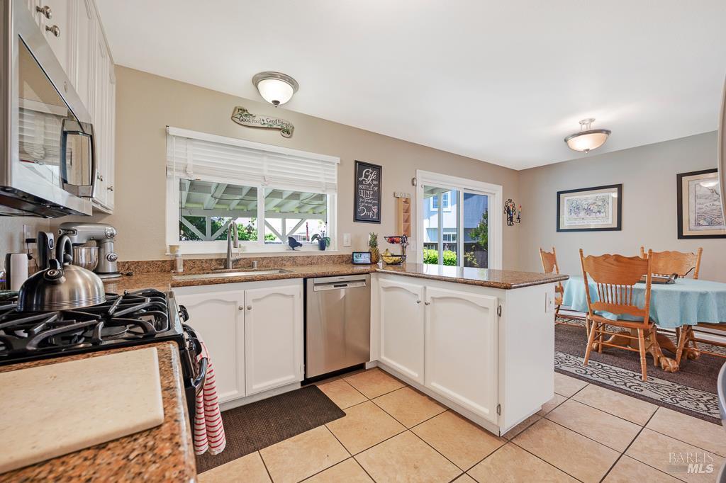 Detail Gallery Image 8 of 46 For 1405 Montana Pl, Rohnert Park,  CA 94928 - 4 Beds | 2/1 Baths