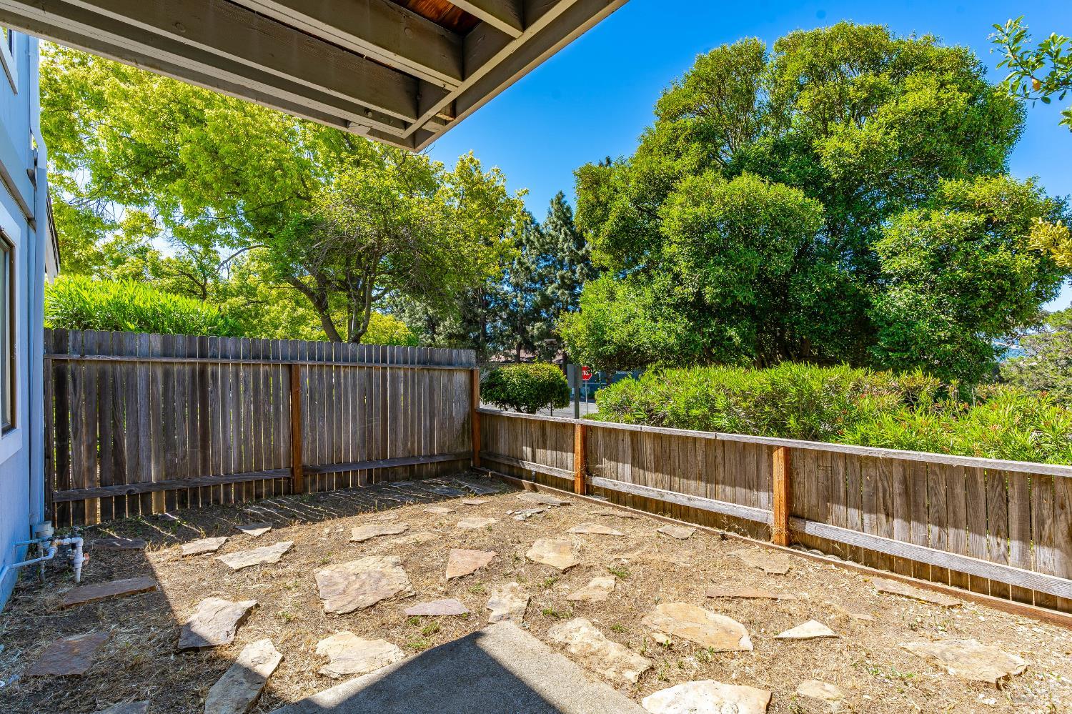 Detail Gallery Image 25 of 33 For 2000 Clearview Cir, Benicia,  CA 94510 - 3 Beds | 2/1 Baths
