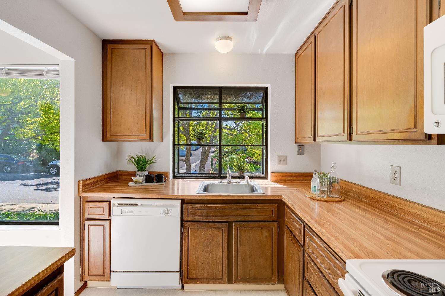 Detail Gallery Image 9 of 33 For 2000 Clearview Cir, Benicia,  CA 94510 - 3 Beds | 2/1 Baths