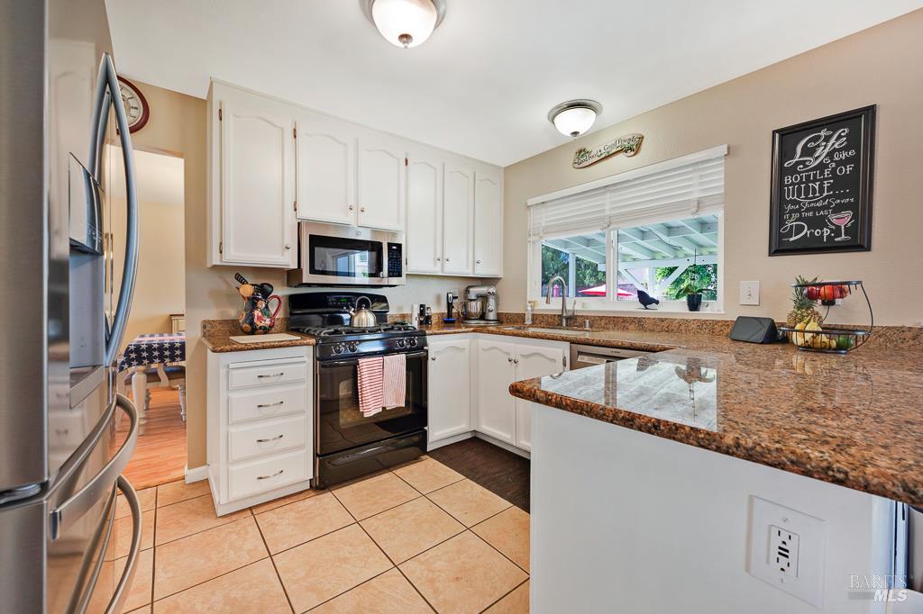 Detail Gallery Image 9 of 46 For 1405 Montana Pl, Rohnert Park,  CA 94928 - 4 Beds | 2/1 Baths
