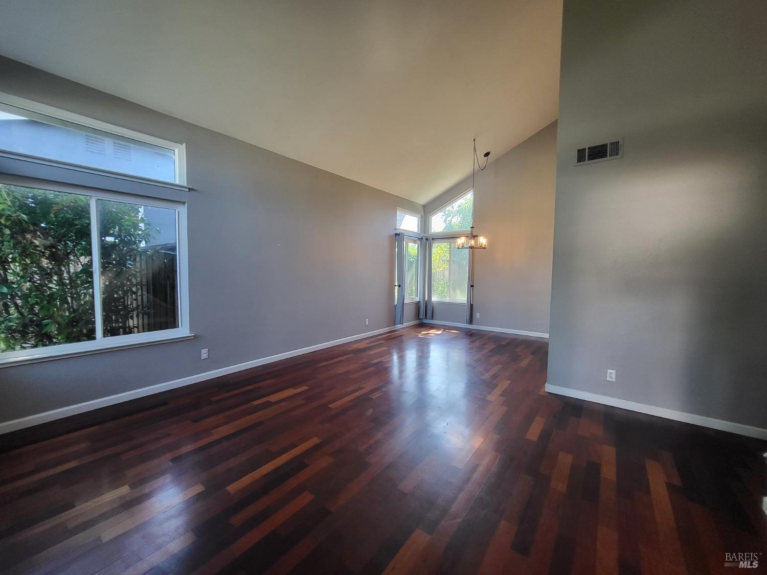 Detail Gallery Image 2 of 27 For 496 Lupine Cir, Vacaville,  CA 95687 - 3 Beds | 2/1 Baths