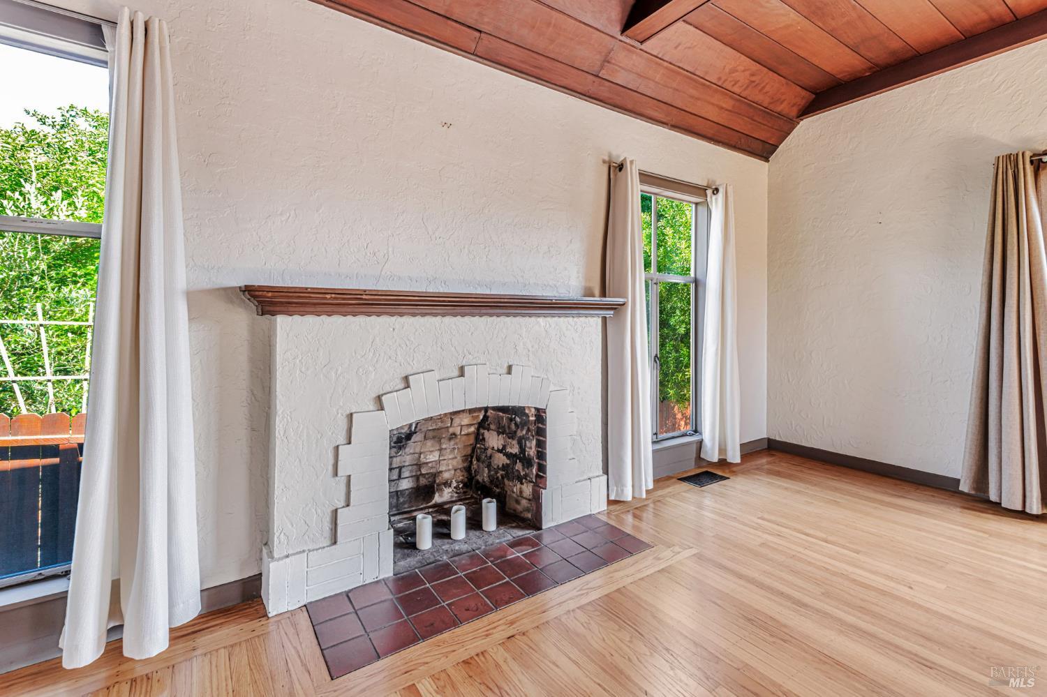 Detail Gallery Image 8 of 38 For 20 Laurel Ave, Petaluma,  CA 94952 - 2 Beds | 1 Baths