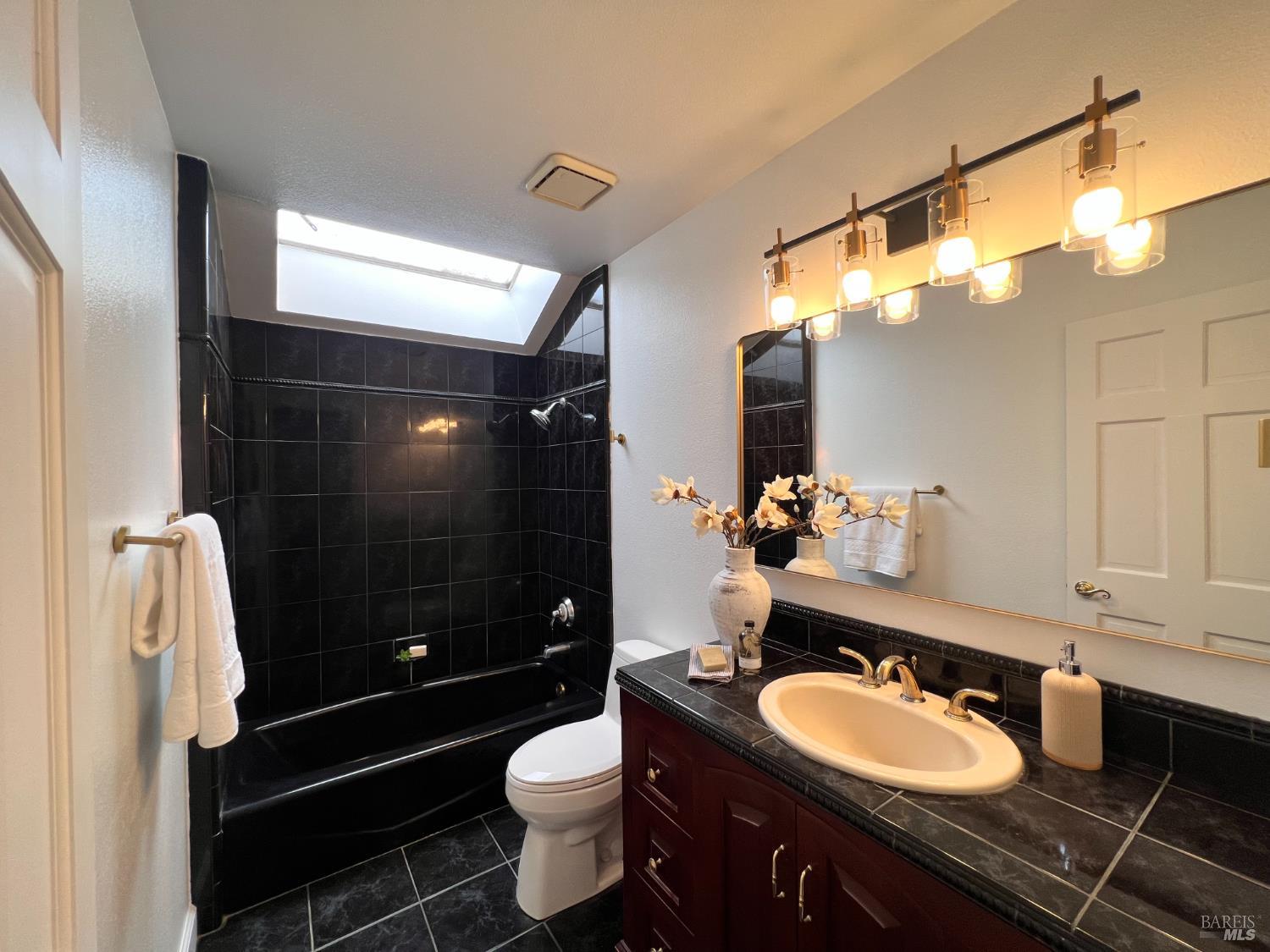 Detail Gallery Image 15 of 33 For 4383 Parker Hill Rd, Santa Rosa,  CA 95404 - 3 Beds | 3 Baths