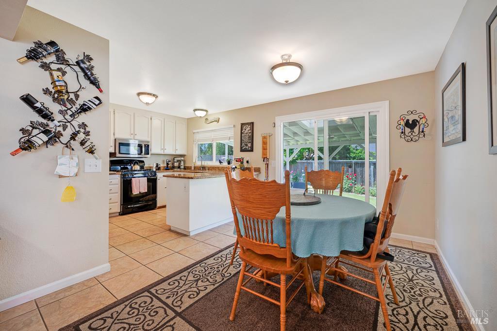 Detail Gallery Image 12 of 46 For 1405 Montana Pl, Rohnert Park,  CA 94928 - 4 Beds | 2/1 Baths