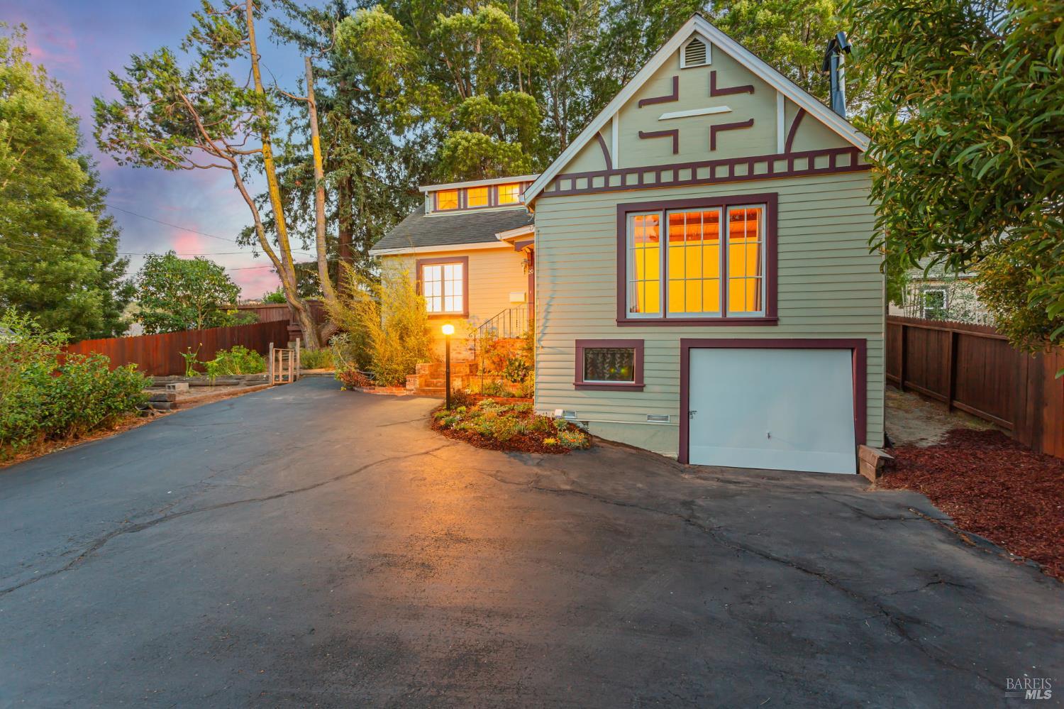 Detail Gallery Image 1 of 38 For 20 Laurel Ave, Petaluma,  CA 94952 - 2 Beds | 1 Baths