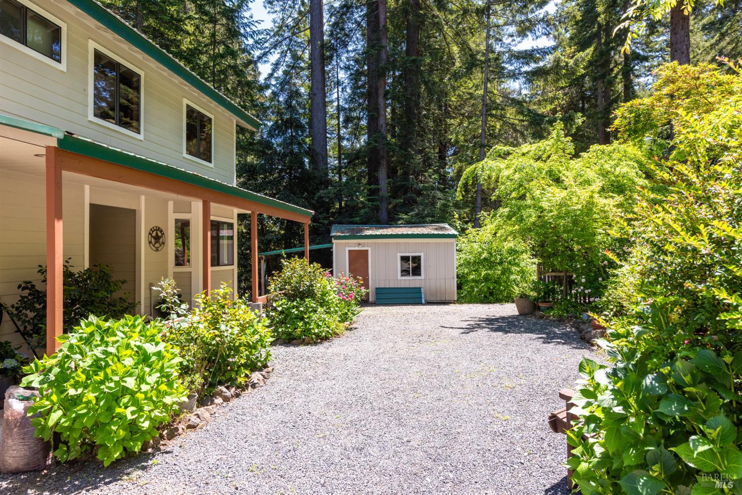 Detail Gallery Image 5 of 32 For 1 Mosswood Cir, Cazadero,  CA 95421 - 2 Beds | 2 Baths