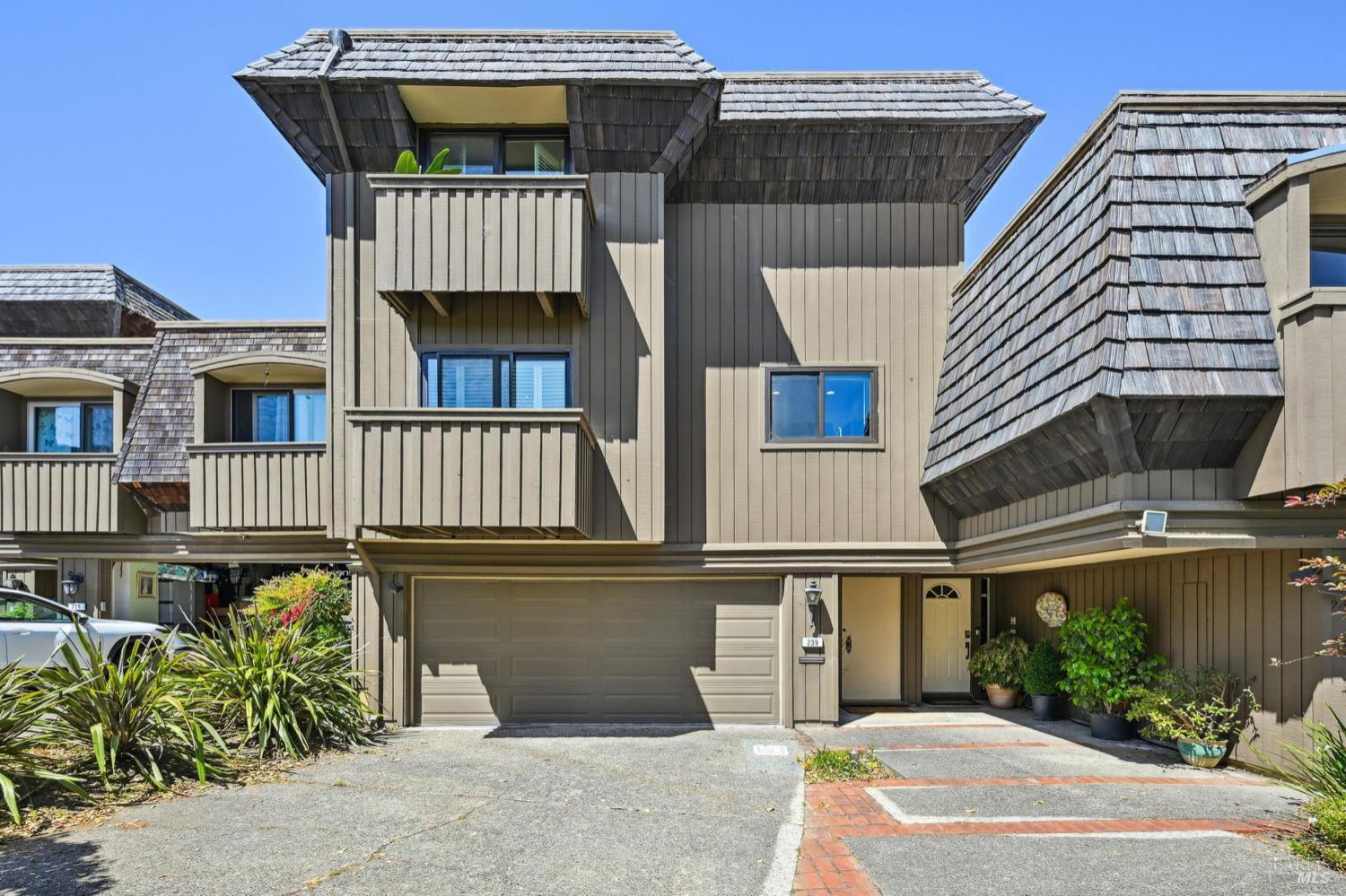 Detail Gallery Image 2 of 54 For 239 Knollwood Dr, San Rafael,  CA 94901 - 2 Beds | 2/1 Baths