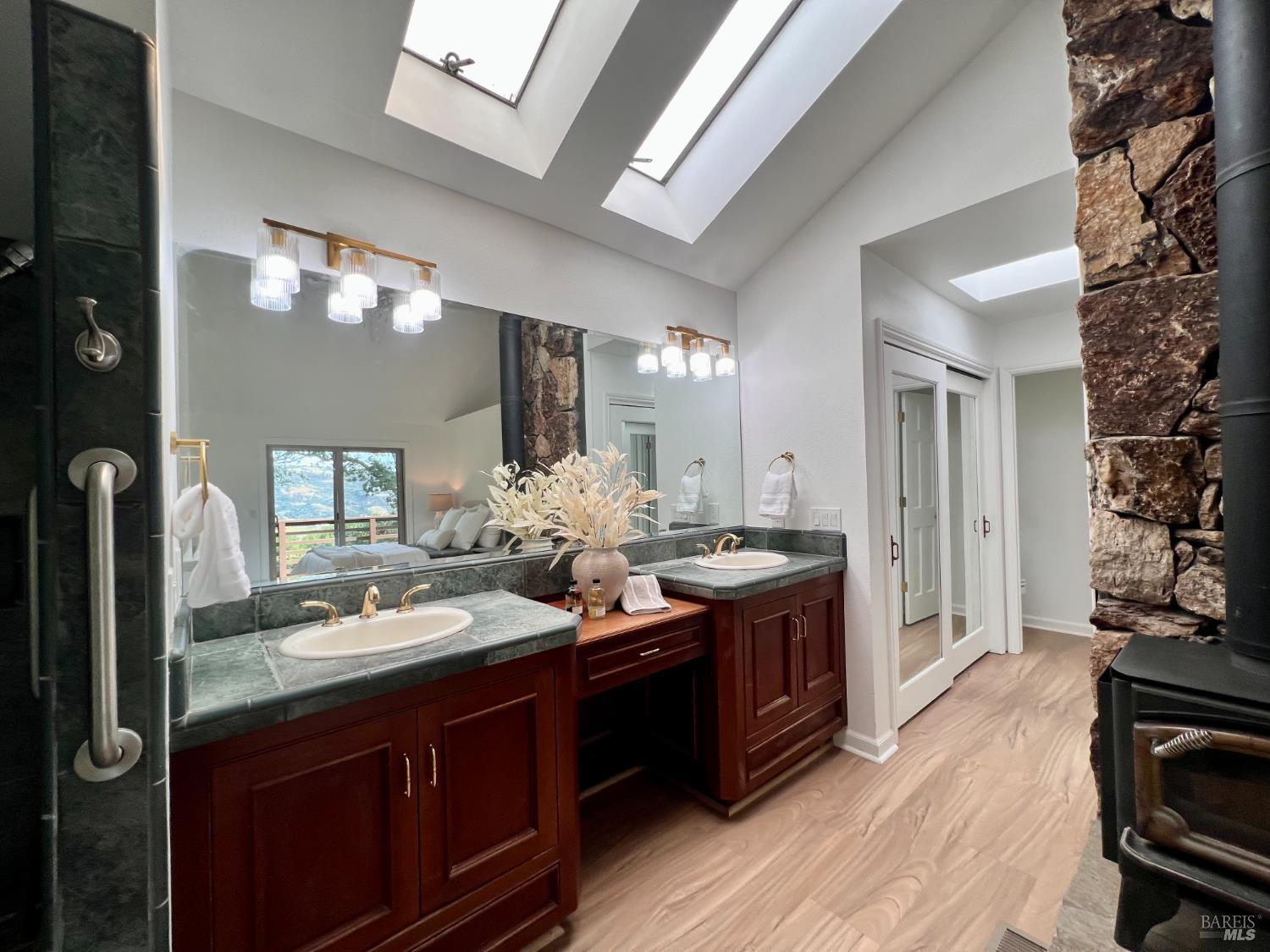 Detail Gallery Image 13 of 33 For 4383 Parker Hill Rd, Santa Rosa,  CA 95404 - 3 Beds | 3 Baths