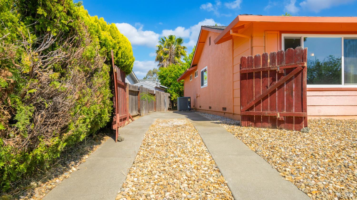 Detail Gallery Image 2 of 41 For 155 Midvale Dr, Vacaville,  CA 95687 - 4 Beds | 2 Baths