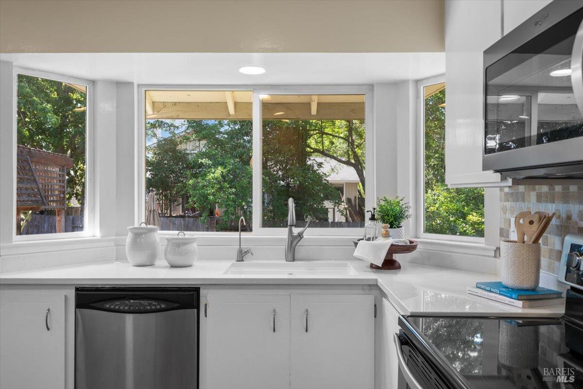 Detail Gallery Image 15 of 56 For 1503 Galaxy Ct, Rohnert Park,  CA 94928 - 4 Beds | 2/1 Baths