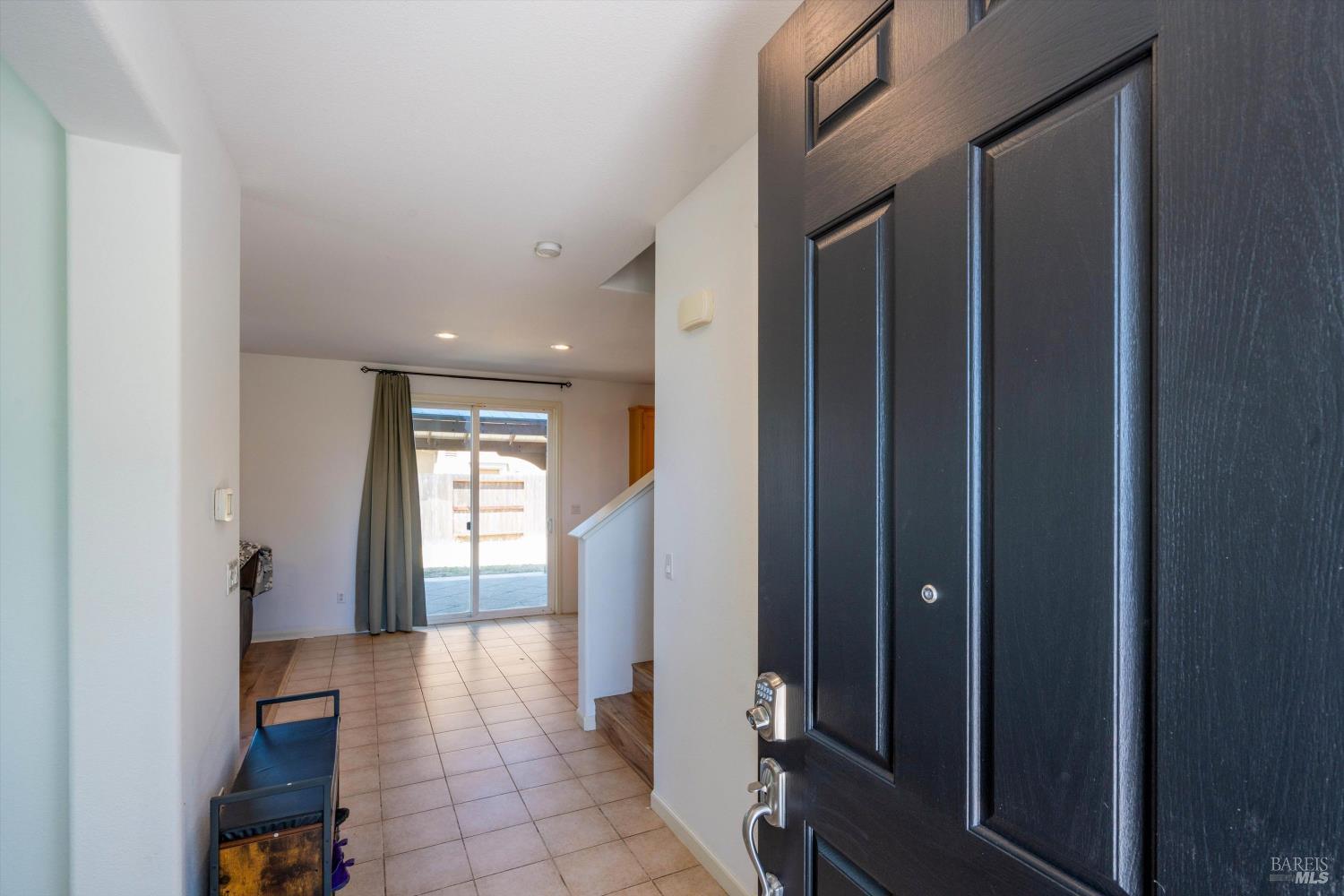 Detail Gallery Image 4 of 31 For 236 Cogburn Way, Vacaville,  CA 95687 - 5 Beds | 2/1 Baths