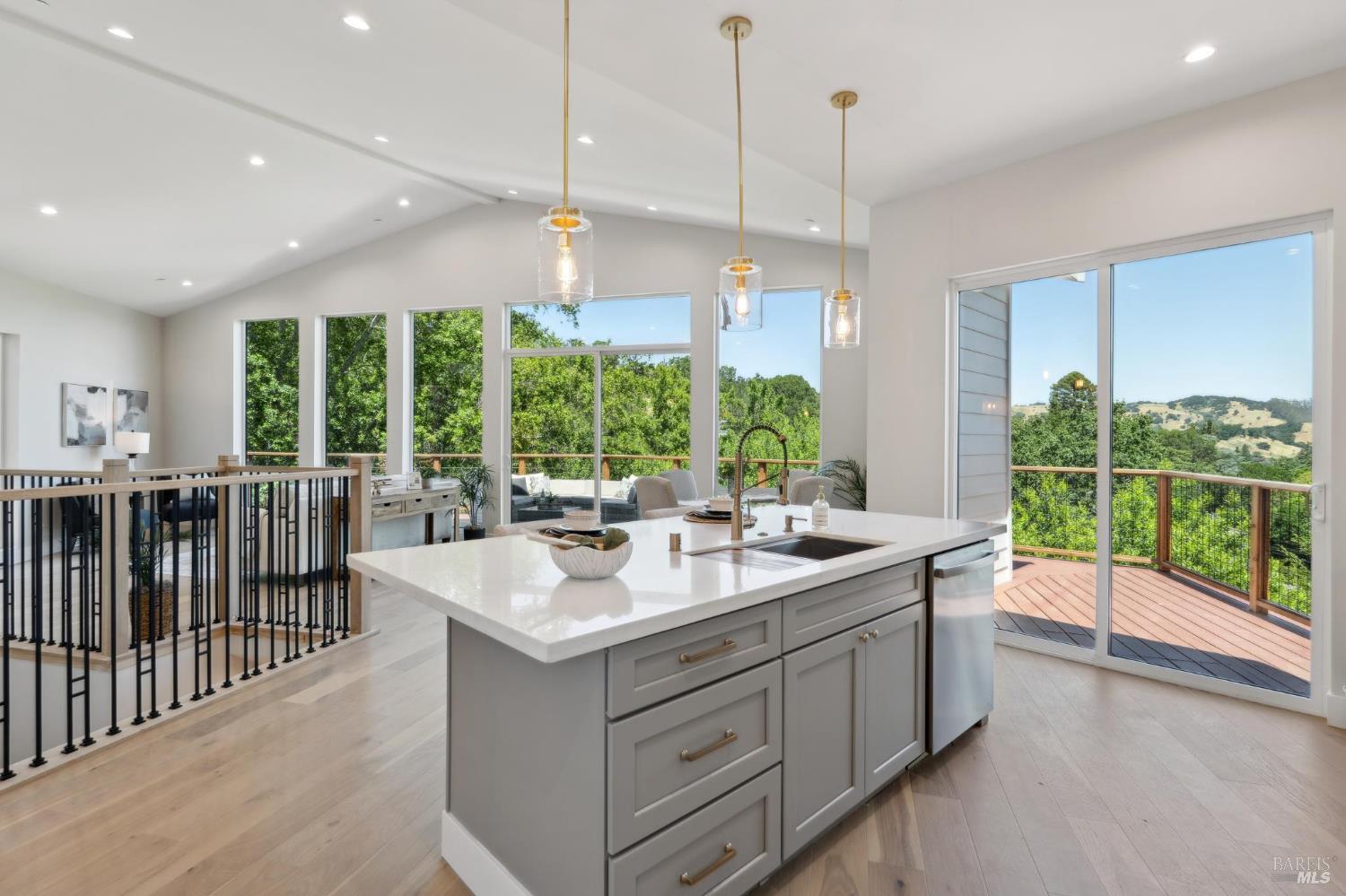 Detail Gallery Image 4 of 56 For 745 Redwood Rd, San Anselmo,  CA 94960 - 4 Beds | 3/1 Baths