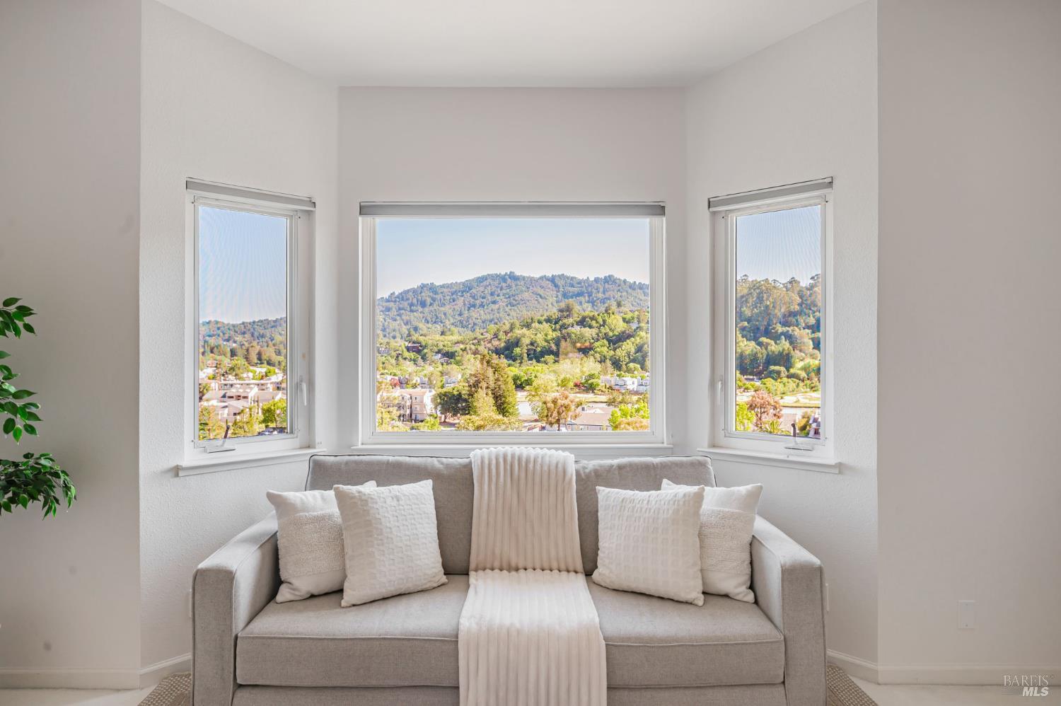 Detail Gallery Image 28 of 60 For 55 Tamalpais Rd, Kentfield,  CA 94904 - 4 Beds | 4 Baths