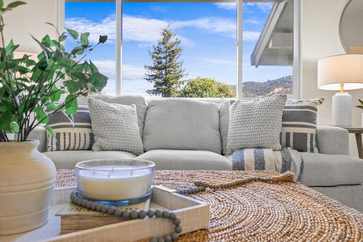 Detail Gallery Image 11 of 56 For 1503 Galaxy Ct, Rohnert Park,  CA 94928 - 4 Beds | 2/1 Baths