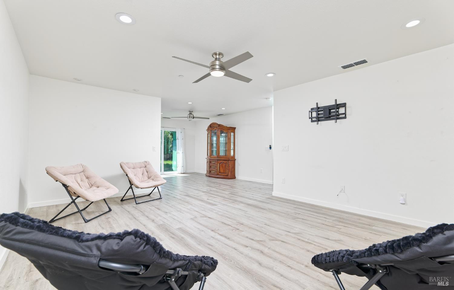 Detail Gallery Image 3 of 19 For 1282 Lindberg Ln, Petaluma,  CA 94954 - 4 Beds | 1/1 Baths