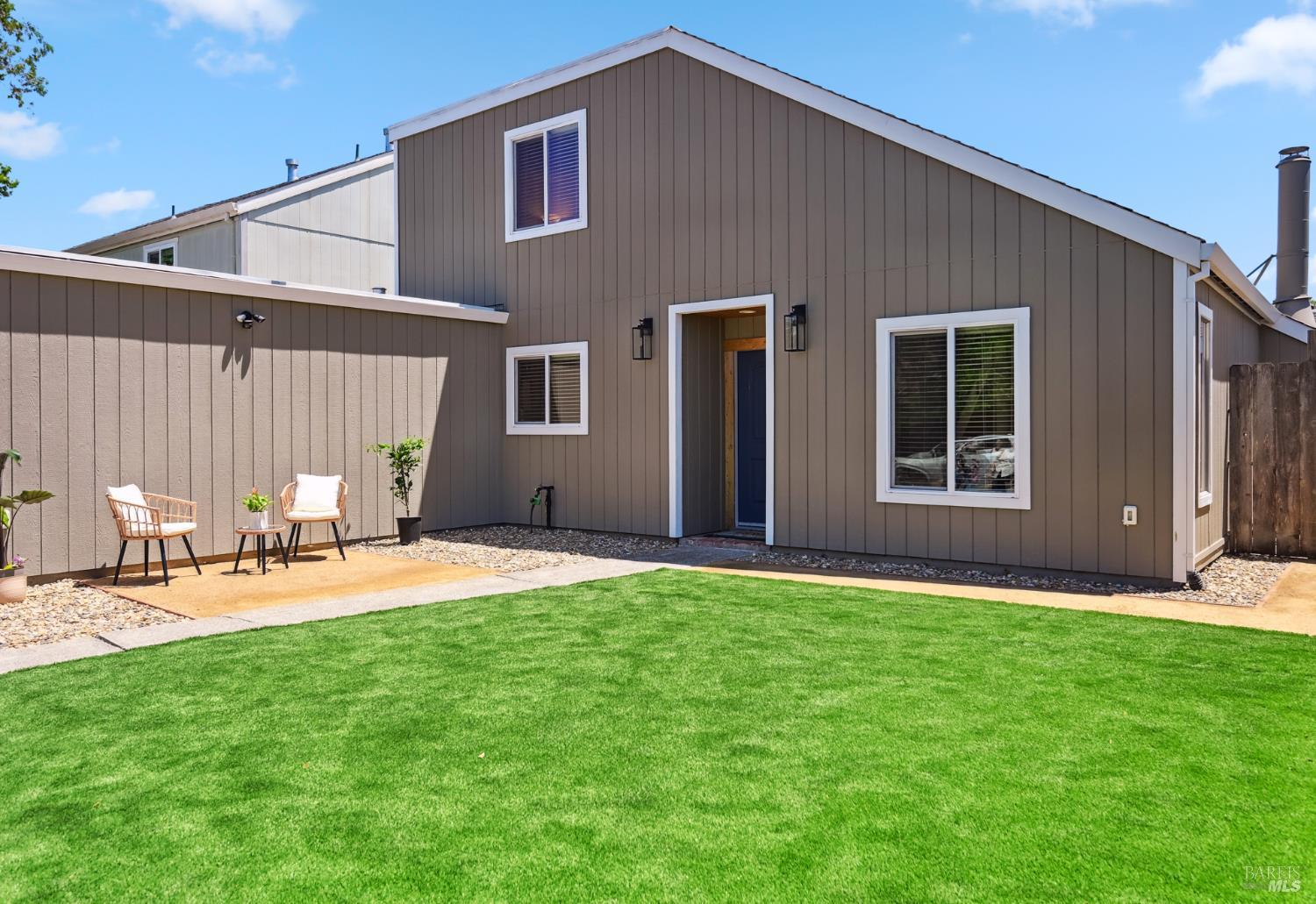 Detail Gallery Image 4 of 39 For 1408 Serpilio Way, Petaluma,  CA 94954 - 3 Beds | 2 Baths