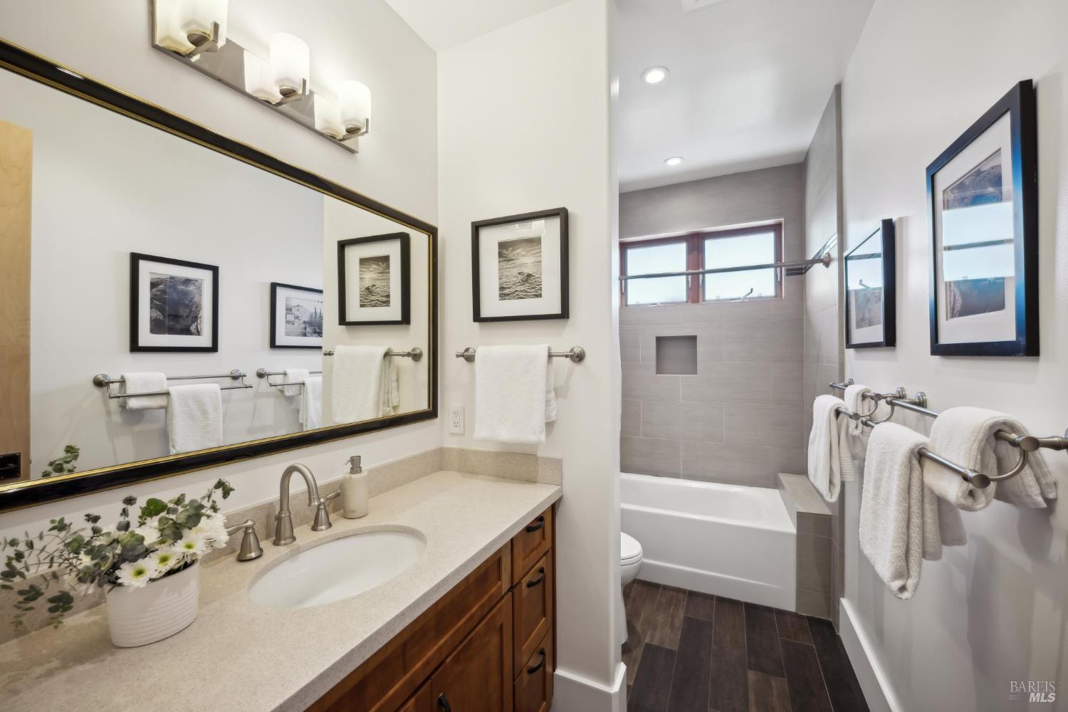 Detail Gallery Image 9 of 23 For 189 Seadrift Rd, Stinson Beach,  CA 94970 - 3 Beds | 3 Baths