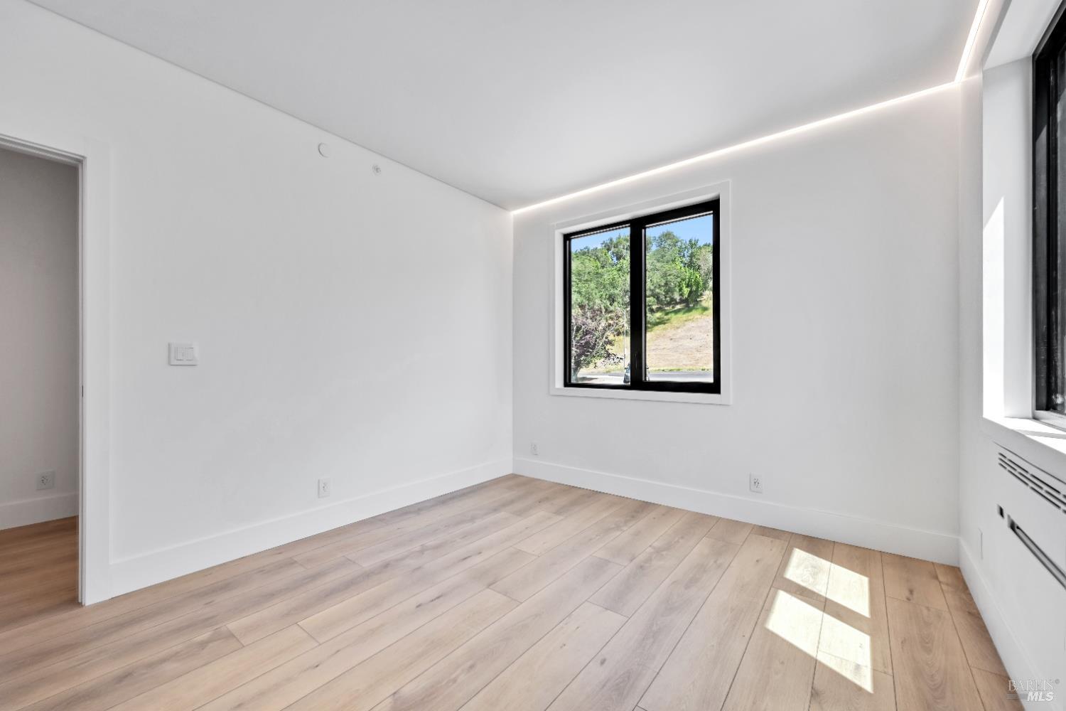 Detail Gallery Image 42 of 56 For 4966 Lakepointe Cir, Santa Rosa,  CA 95403 - 5 Beds | 3/1 Baths