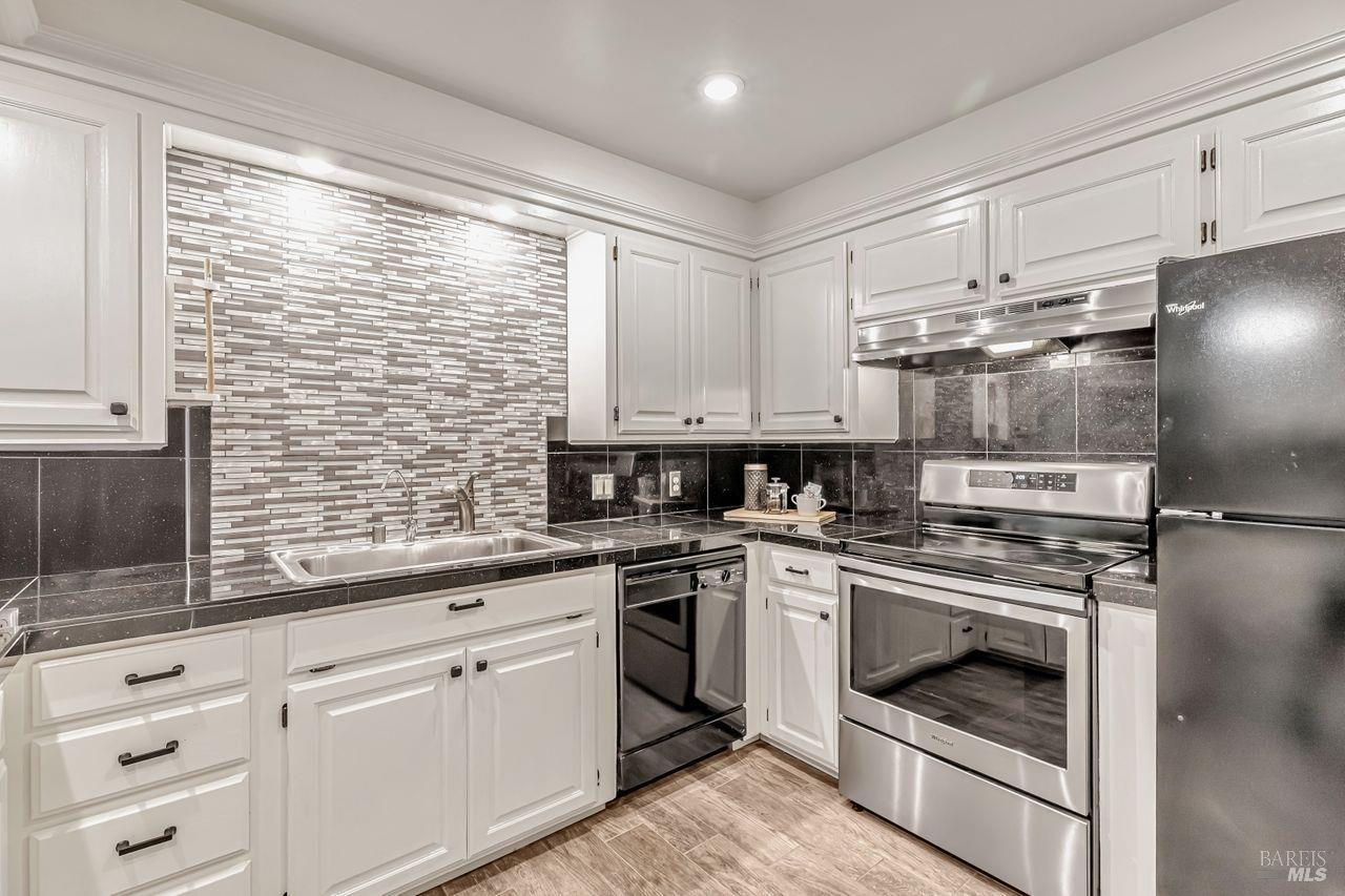 Detail Gallery Image 17 of 43 For 347 Major Dr, Santa Rosa,  CA 95403 - 3 Beds | 2 Baths