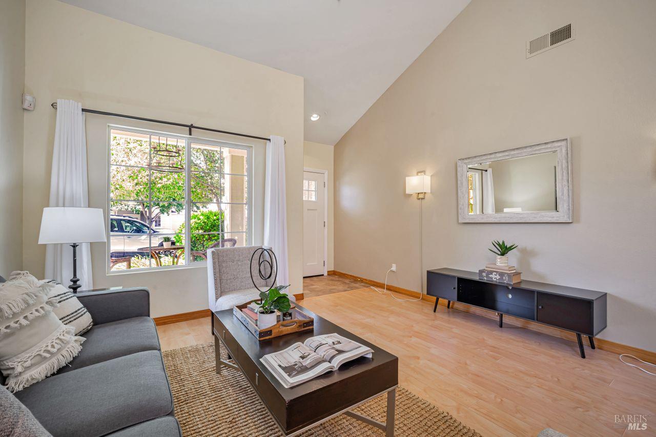 Detail Gallery Image 6 of 44 For 119 Philip Dr, Healdsburg,  CA 95448 - 4 Beds | 2/1 Baths