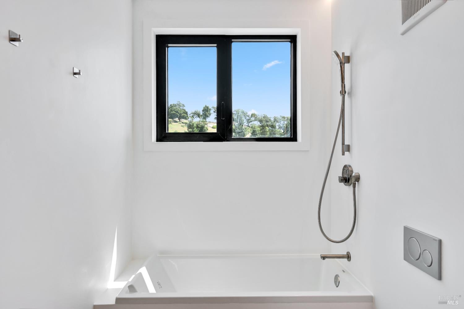 Detail Gallery Image 38 of 56 For 4966 Lakepointe Cir, Santa Rosa,  CA 95403 - 5 Beds | 3/1 Baths