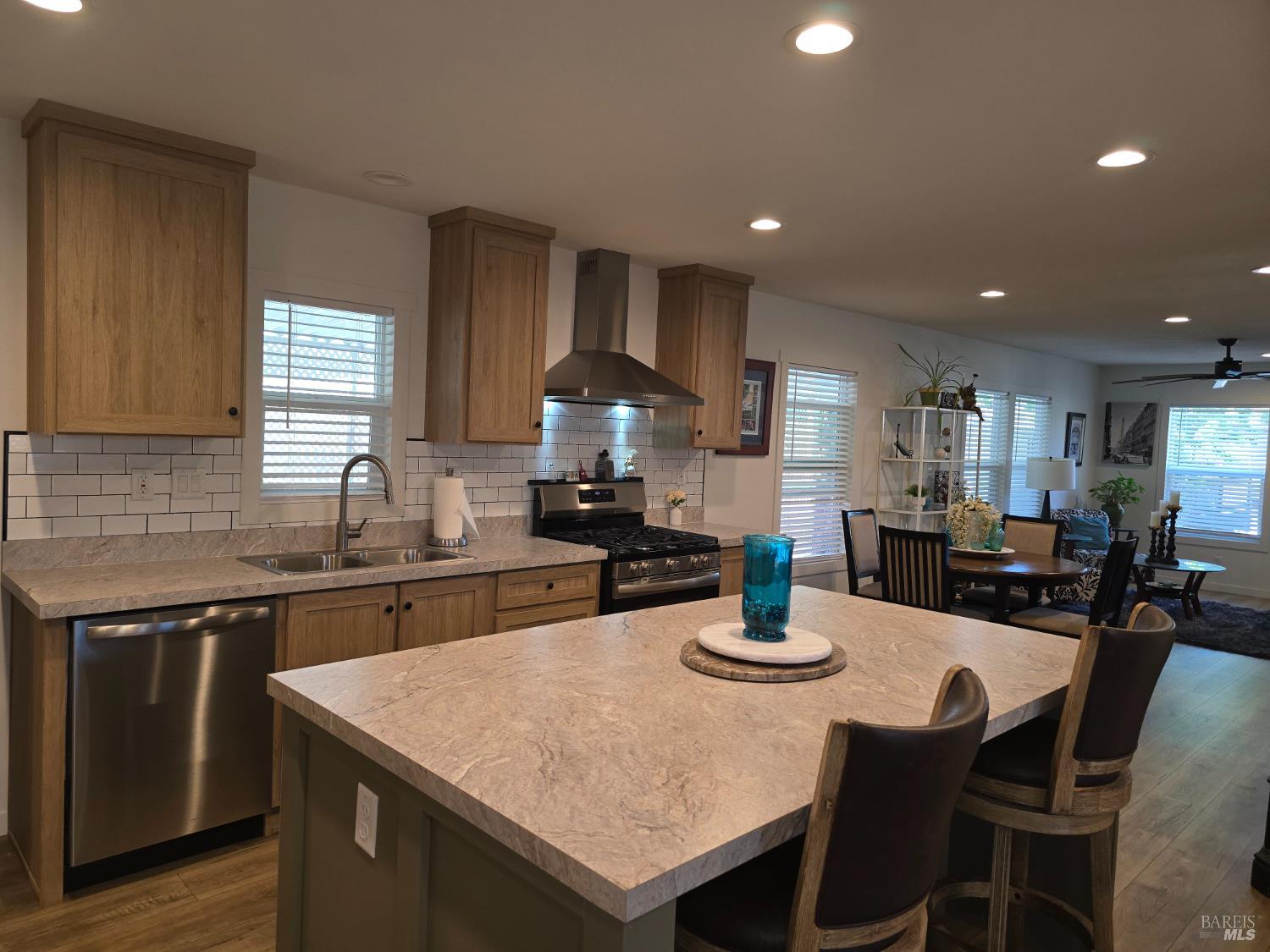 Detail Gallery Image 9 of 26 For 300 Stony Point Rd 403, Petaluma,  CA 94952 - 3 Beds | 2 Baths
