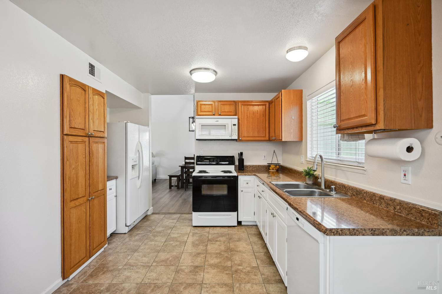 Detail Gallery Image 13 of 39 For 1408 Serpilio Way, Petaluma,  CA 94954 - 3 Beds | 2 Baths