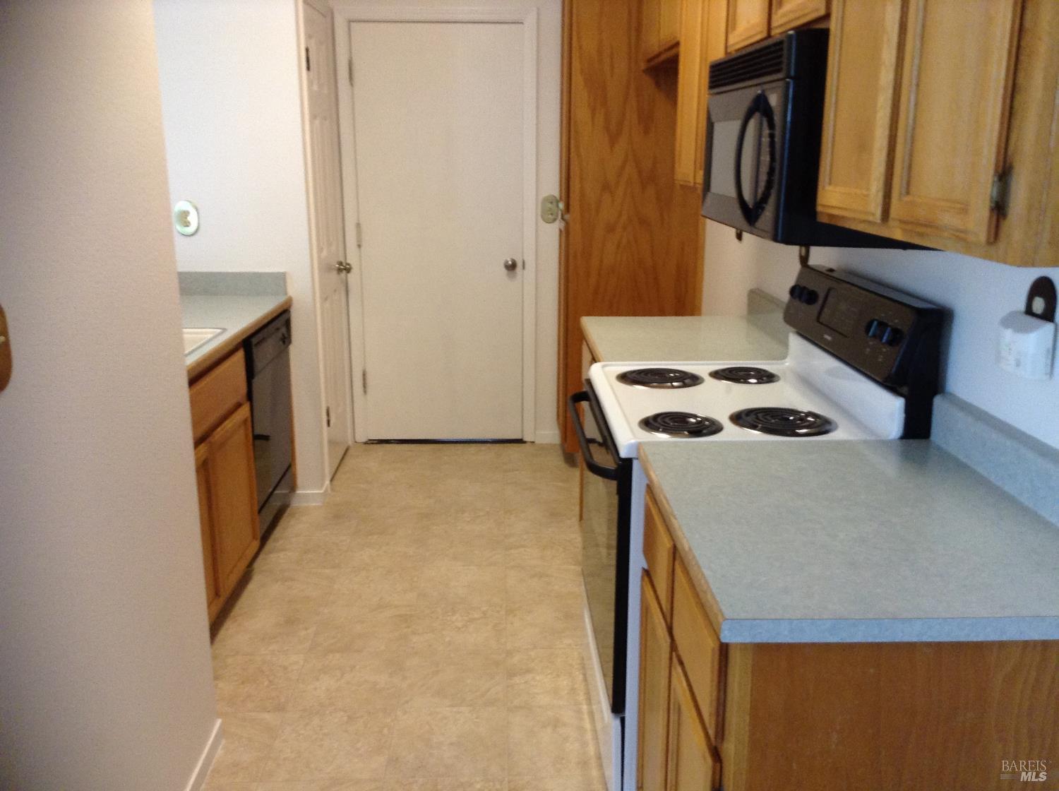 Detail Gallery Image 4 of 9 For 25 Manchester Ln, Fairfield,  CA 94533 - 2 Beds | 1/1 Baths