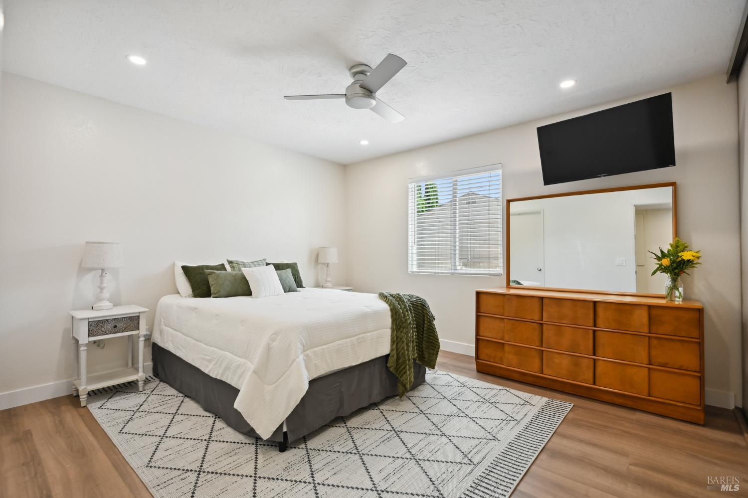 Detail Gallery Image 19 of 39 For 1408 Serpilio Way, Petaluma,  CA 94954 - 3 Beds | 2 Baths