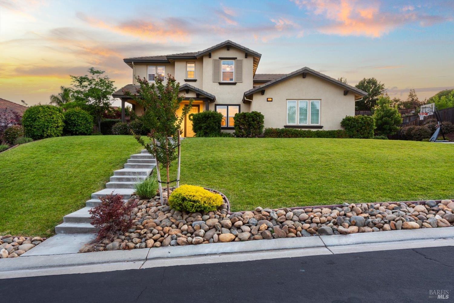 Detail Gallery Image 6 of 66 For 4012 Jade Crest Hill Way, Vacaville,  CA 95688 - 6 Beds | 4/1 Baths