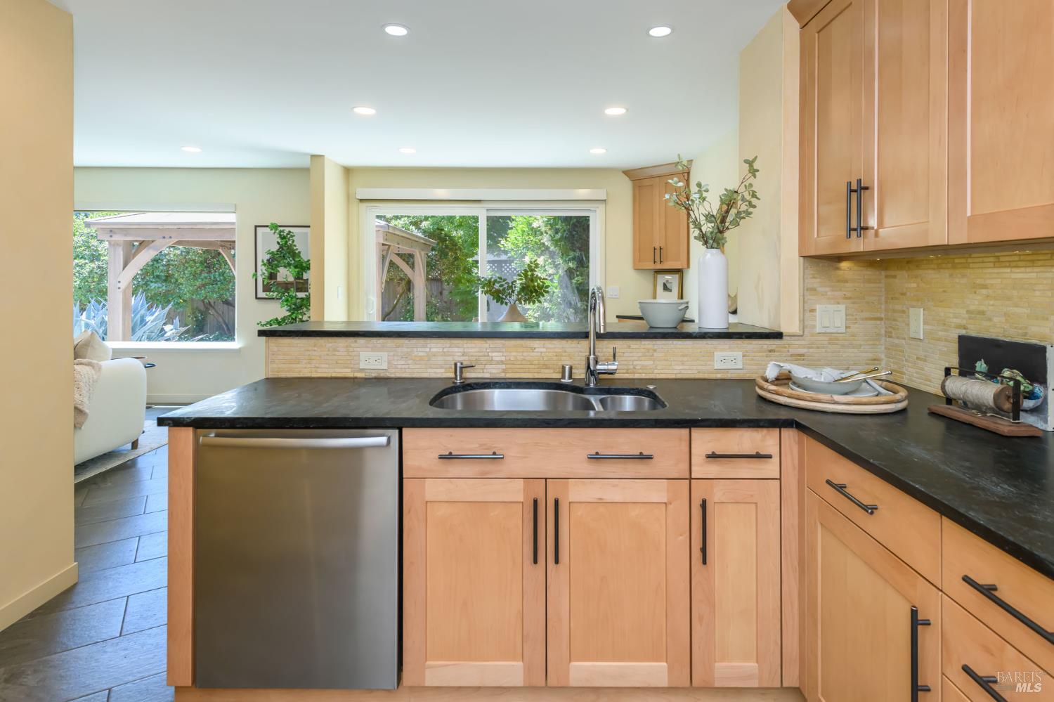 Detail Gallery Image 41 of 50 For 1721 Northstar Dr, Petaluma,  CA 94954 - 3 Beds | 2/1 Baths