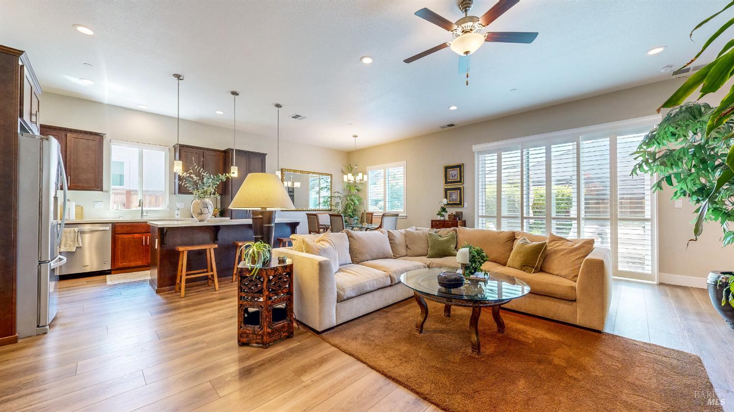 Detail Gallery Image 2 of 49 For 1431 Acorn Way, Windsor,  CA 95492 - 2 Beds | 2 Baths