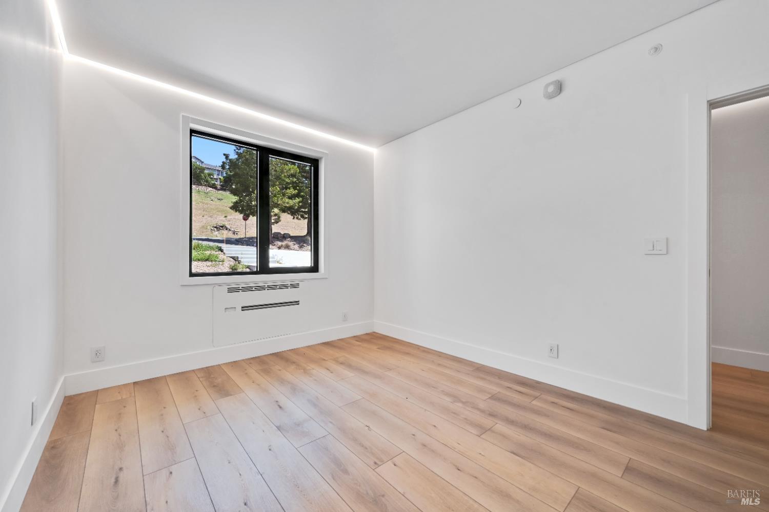 Detail Gallery Image 7 of 56 For 4966 Lakepointe Cir, Santa Rosa,  CA 95403 - 5 Beds | 3/1 Baths