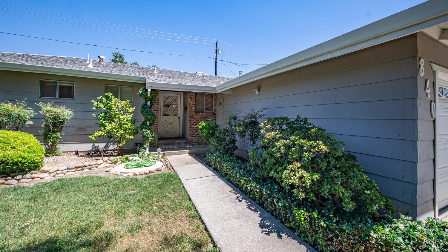 Detail Gallery Image 4 of 33 For 840 Newgate Way, Dixon,  CA 95620 - 3 Beds | 2 Baths