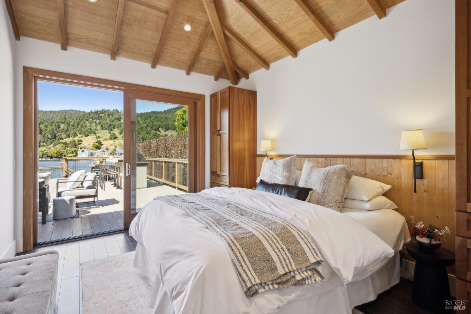 Detail Gallery Image 13 of 23 For 189 Seadrift Rd, Stinson Beach,  CA 94970 - 3 Beds | 3 Baths