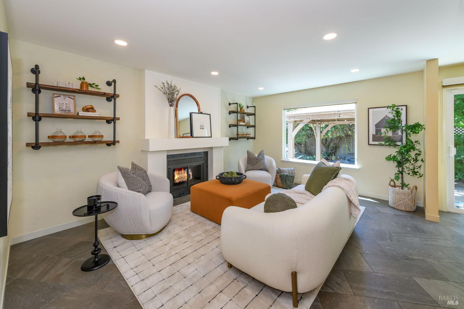 Detail Gallery Image 5 of 50 For 1721 Northstar Dr, Petaluma,  CA 94954 - 3 Beds | 2/1 Baths