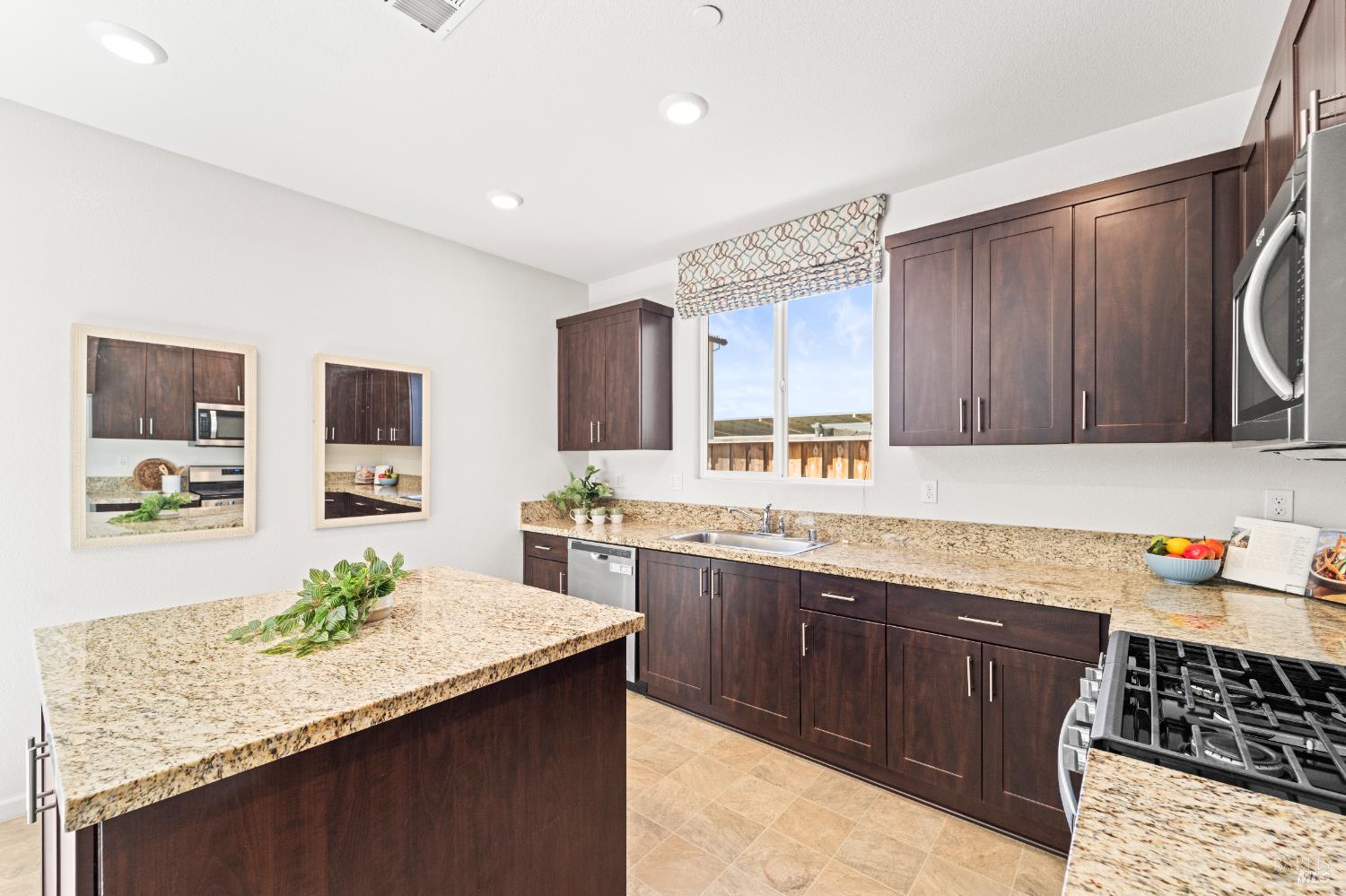 Detail Gallery Image 17 of 42 For 1365 Melvin Jordan Ln, Fairfield,  CA 94533 - 4 Beds | 2/1 Baths