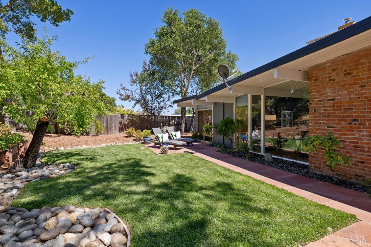 Detail Gallery Image 11 of 52 For 100 De La Guerra Rd, San Rafael,  CA 94903 - 4 Beds | 2 Baths