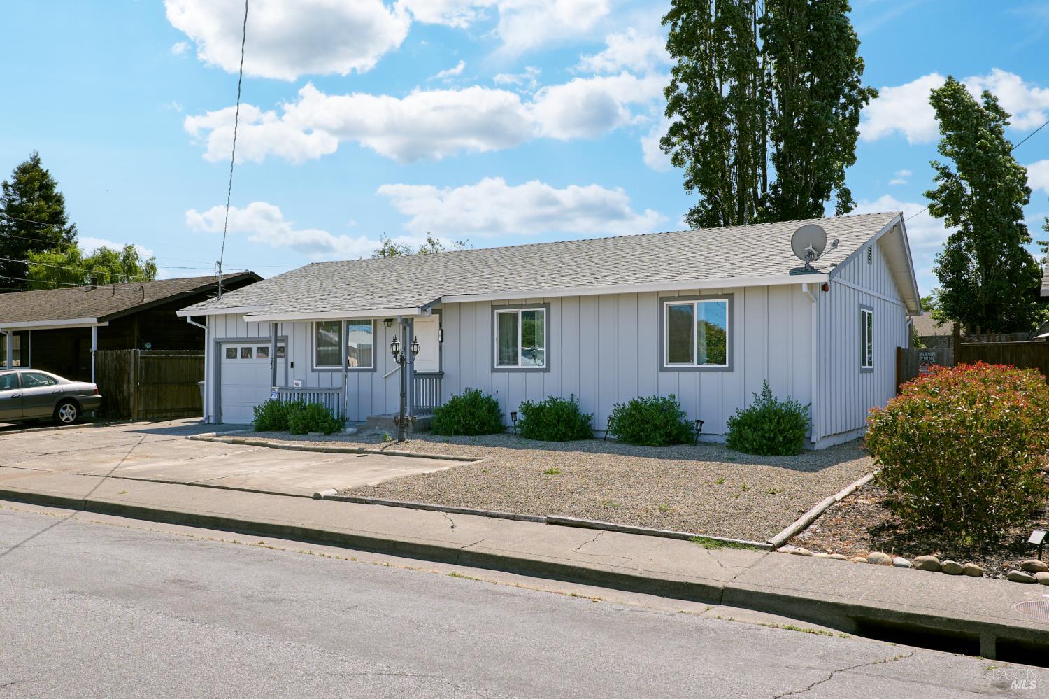 Detail Gallery Image 2 of 19 For 1282 Lindberg Ln, Petaluma,  CA 94954 - 4 Beds | 1/1 Baths