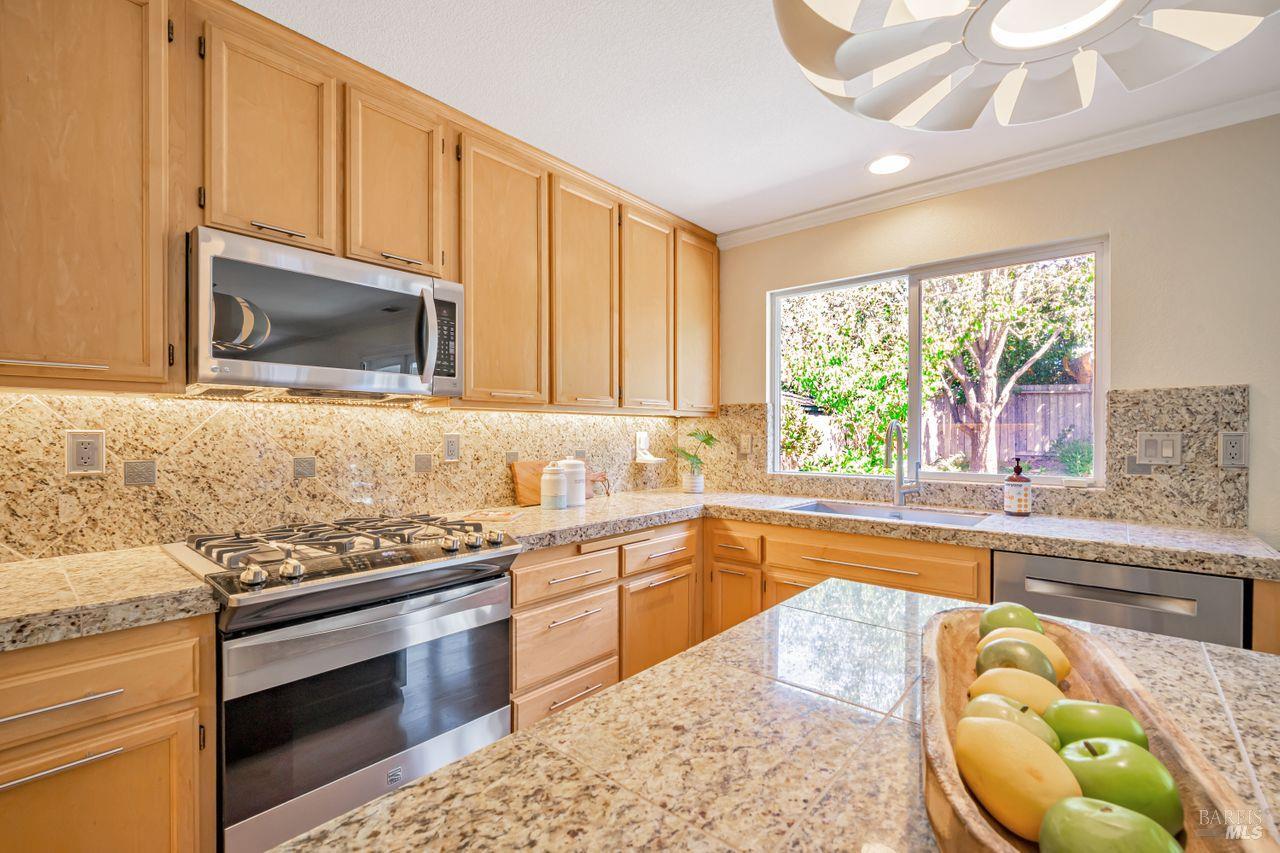 Detail Gallery Image 19 of 44 For 119 Philip Dr, Healdsburg,  CA 95448 - 4 Beds | 2/1 Baths