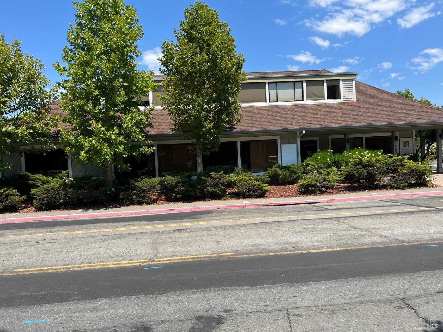 Detail Gallery Image 3 of 8 For 980 Magnolia Ave #8,  Larkspur,  CA 94939 - – Beds | – Baths