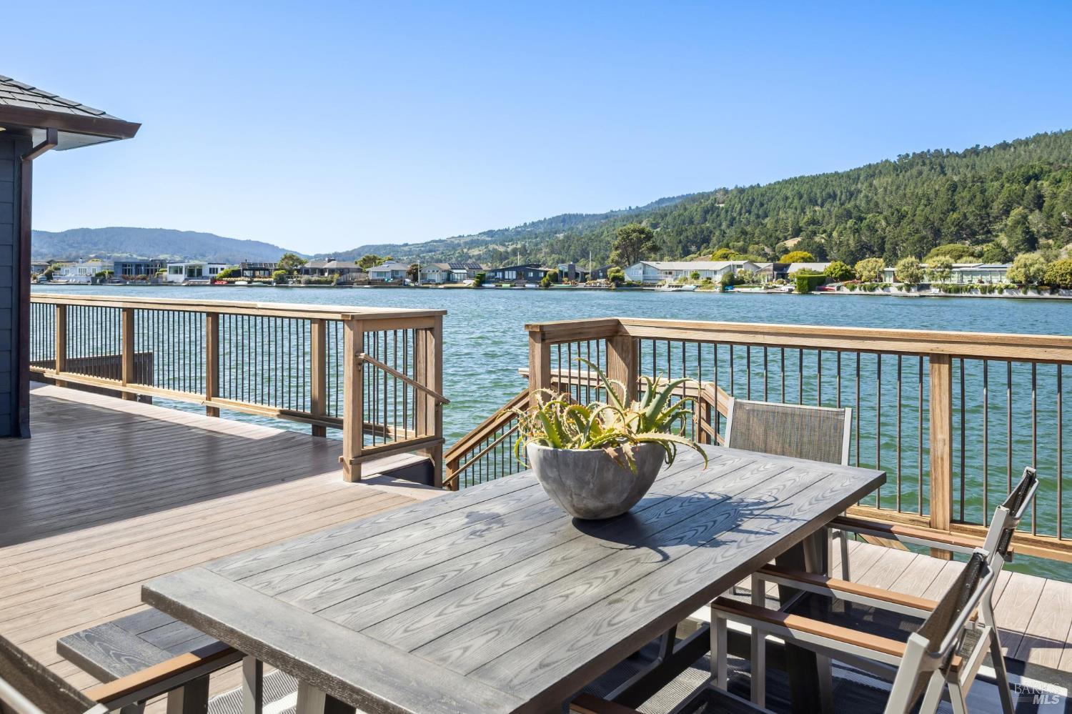 Detail Gallery Image 17 of 23 For 189 Seadrift Rd, Stinson Beach,  CA 94970 - 3 Beds | 3 Baths