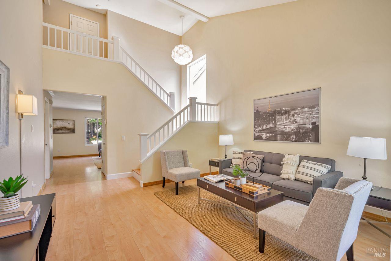Detail Gallery Image 8 of 44 For 119 Philip Dr, Healdsburg,  CA 95448 - 4 Beds | 2/1 Baths