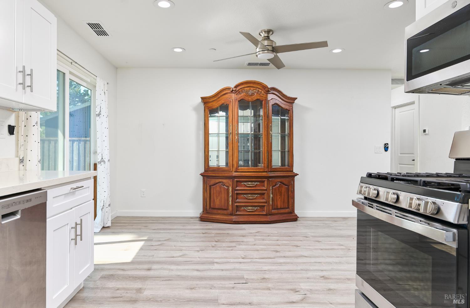 Detail Gallery Image 8 of 19 For 1282 Lindberg Ln, Petaluma,  CA 94954 - 4 Beds | 1/1 Baths