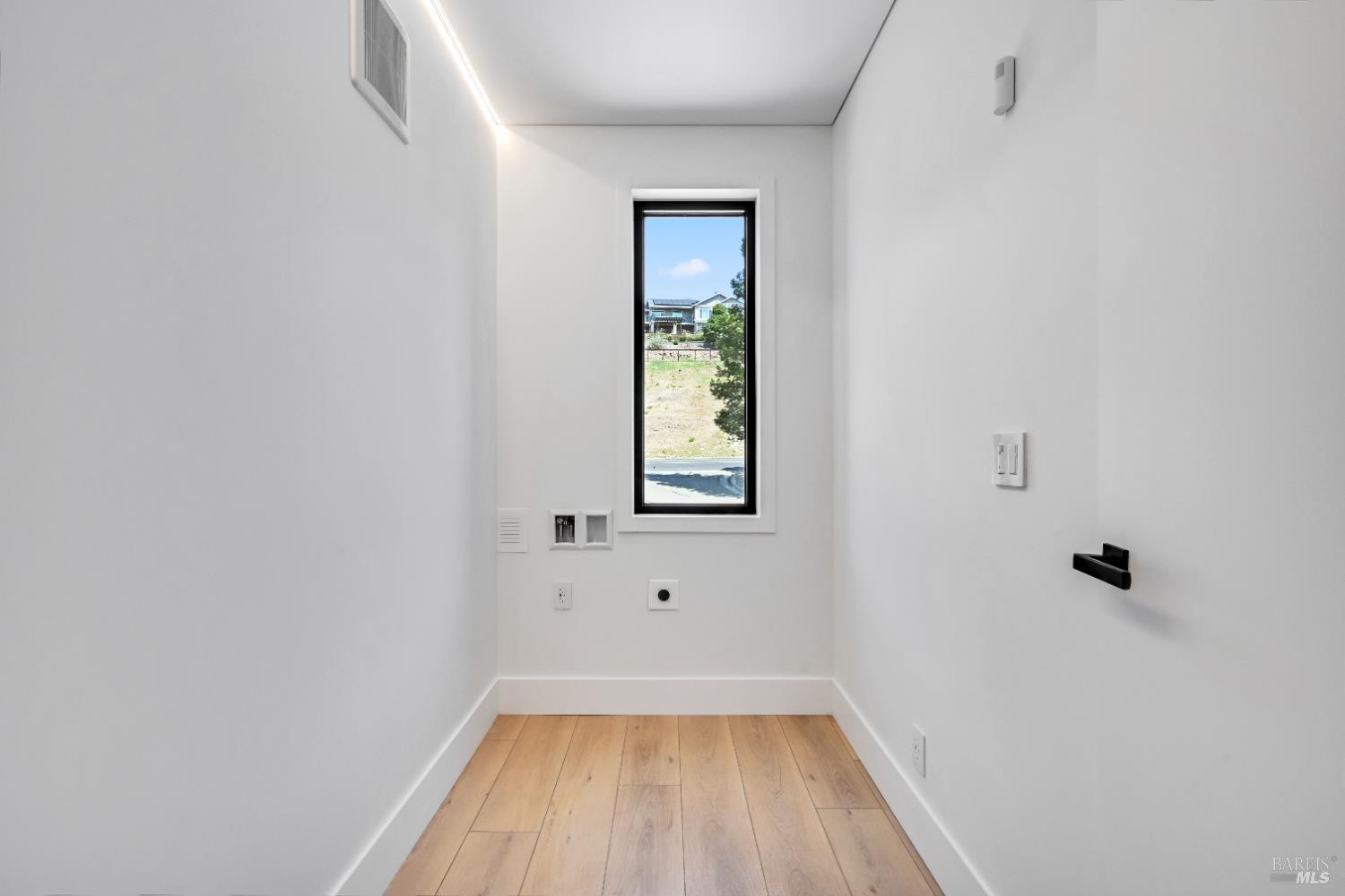 Detail Gallery Image 40 of 56 For 4966 Lakepointe Cir, Santa Rosa,  CA 95403 - 5 Beds | 3/1 Baths