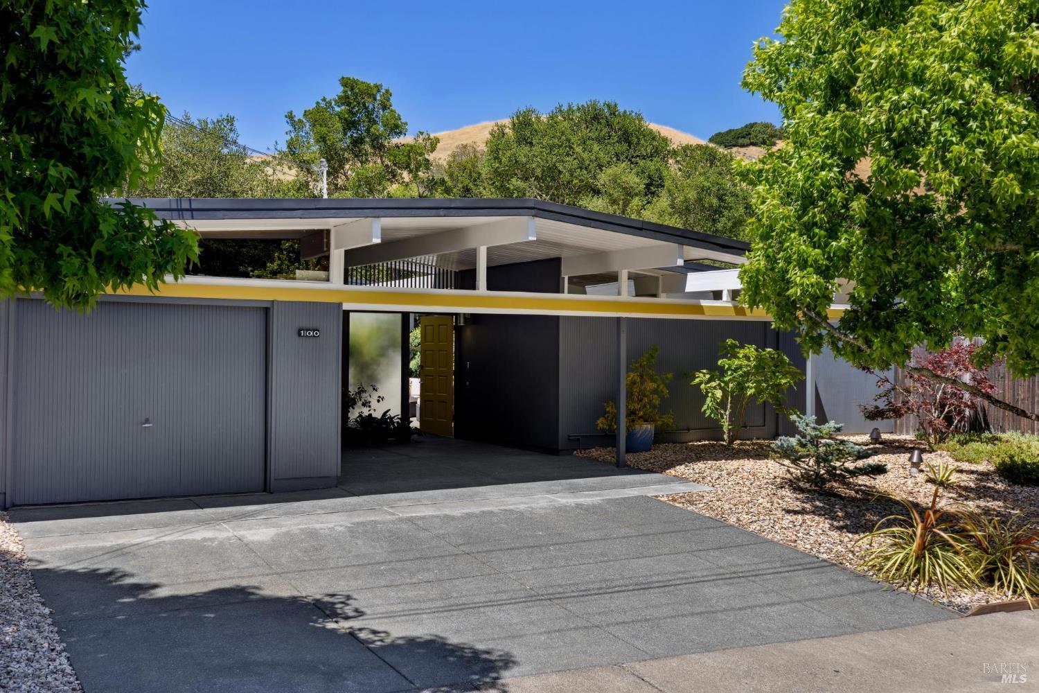 Detail Gallery Image 1 of 52 For 100 De La Guerra Rd, San Rafael,  CA 94903 - 4 Beds | 2 Baths