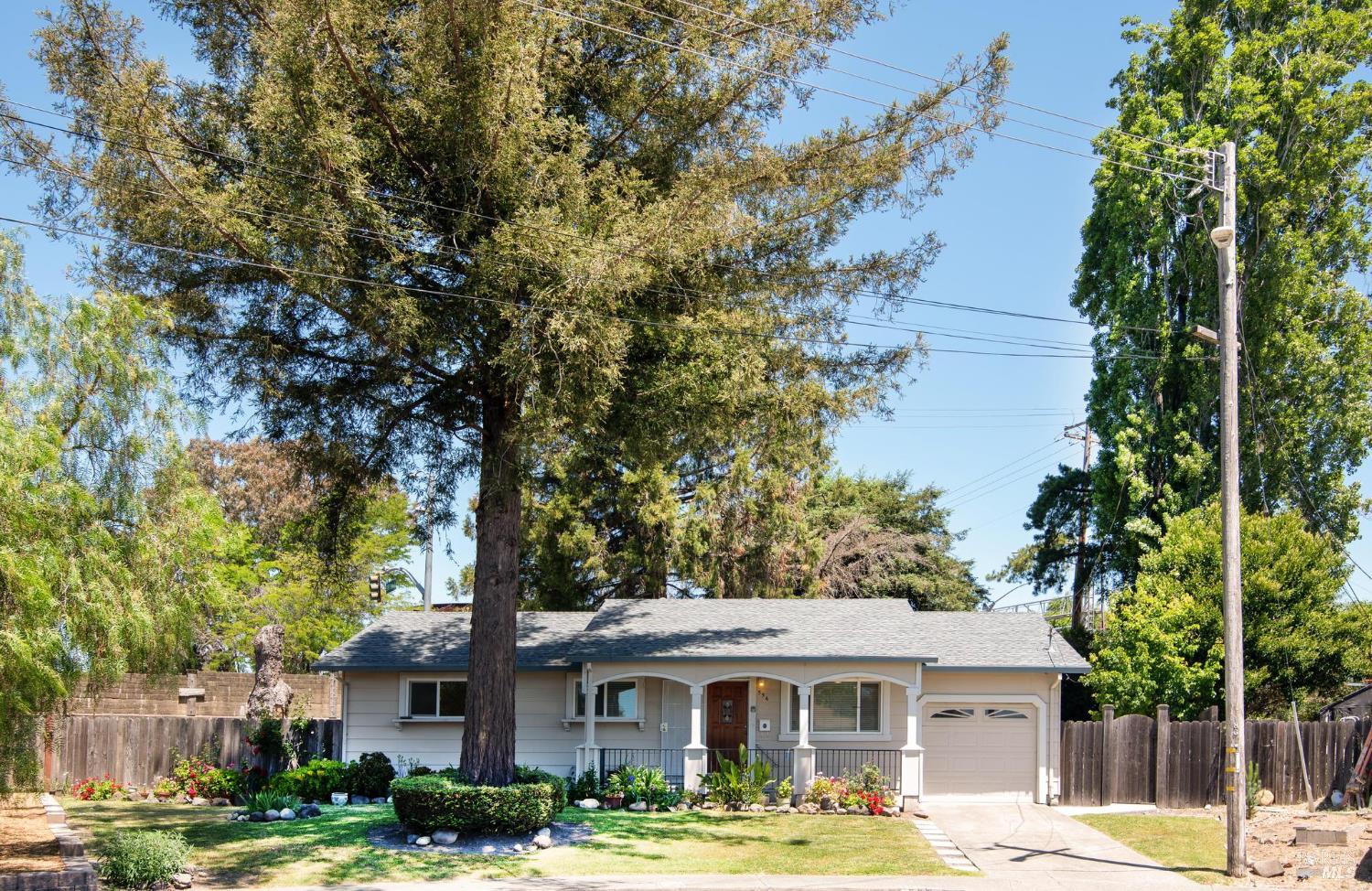 Detail Gallery Image 1 of 24 For 556 Baron Dr, Rohnert Park,  CA 94928 - 4 Beds | 2 Baths