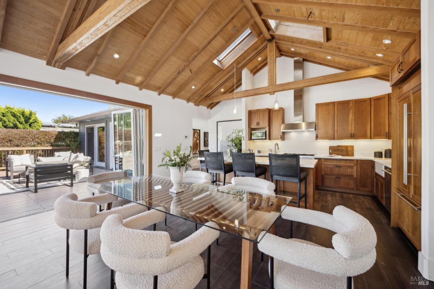 Detail Gallery Image 6 of 23 For 189 Seadrift Rd, Stinson Beach,  CA 94970 - 3 Beds | 3 Baths