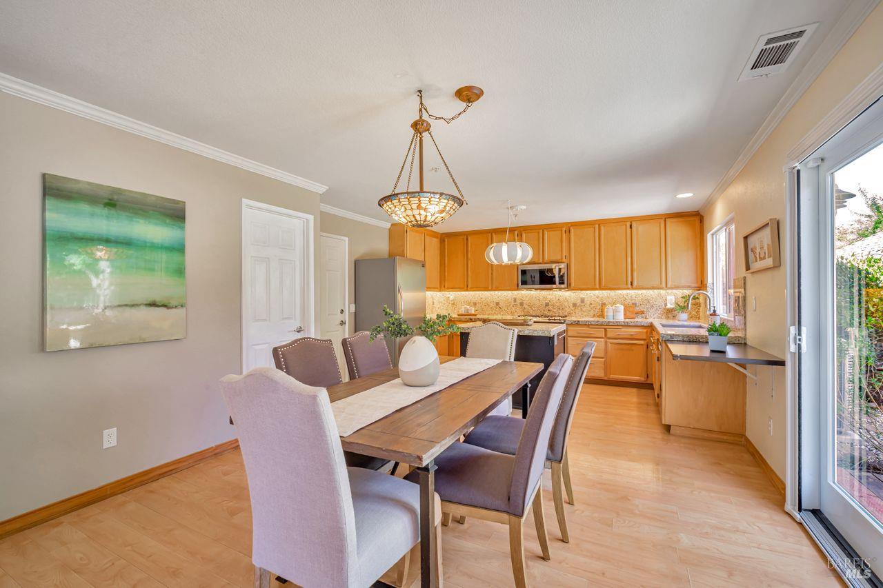 Detail Gallery Image 15 of 44 For 119 Philip Dr, Healdsburg,  CA 95448 - 4 Beds | 2/1 Baths